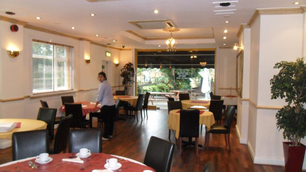 Skyways Hotel Slough Exterior photo
